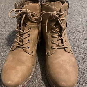 Maurices size 8 Hiking style boot.